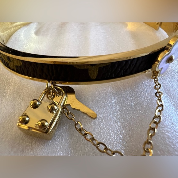 Goldstone bracelet with white flower and Lock and key accents - Picture 7 of 7